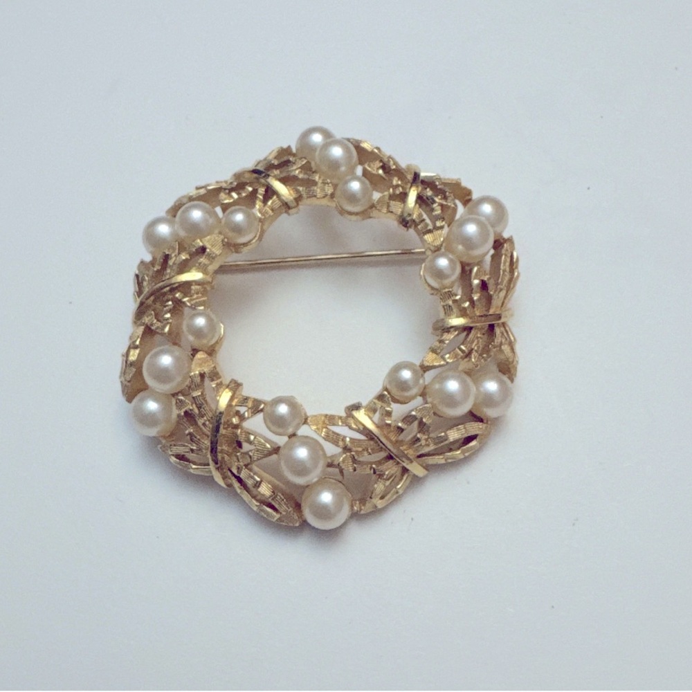Vintage 1960s Crown Trifari Pearl Brushed Gold Tone wreath Brooch Pin SIGNED